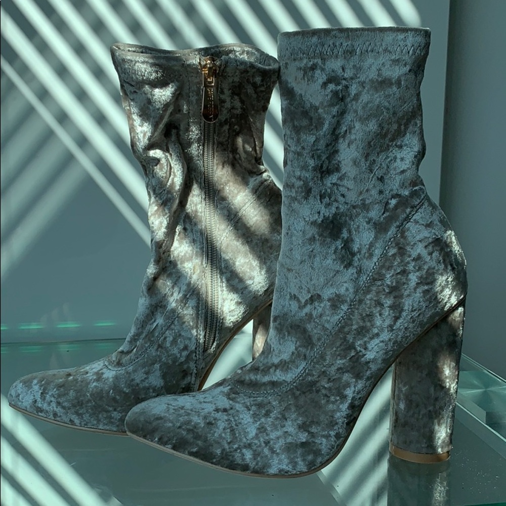 Ankle high velvet boots